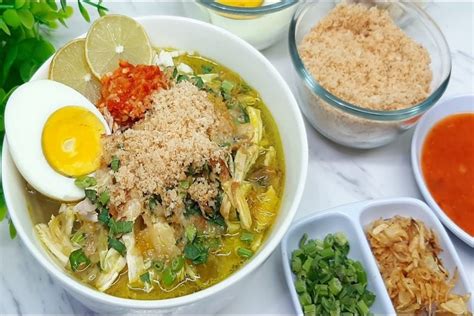  Soto Ayam Lamongan: A Symphony of Spicy Broth and Tender Chicken Meat Delights Your Taste Buds!