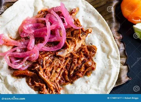  Cochinita Pibil: A Symphony of Citrusy Tenderness and Slow-Roasted Magic!