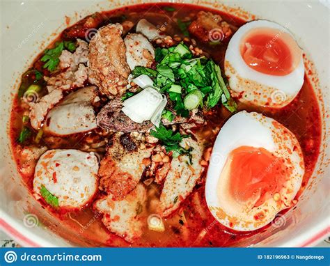  ก๋วยเตี๋ยวต้มยำเนื้อวัวของเอ่อจิ้ว: สัมผัสความเผ็ดร้อนจากพริกกับความนุ่มละลายของเนื้อวัว