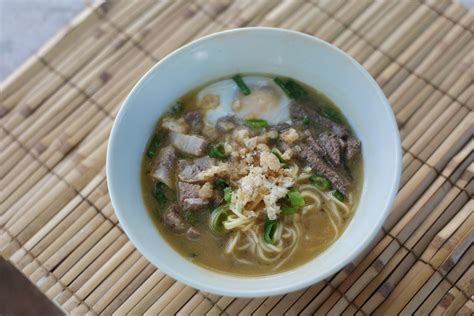  La Paz Batchoy: Indulge in a Soul-Satisfying Symphony of Tender Pork and Crunchy Noodles!