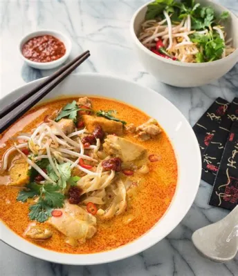  Laksa Johor: Creamy Coconut Broth Meets Tangy tamarind Flavors for an Explosion on your Taste Buds!