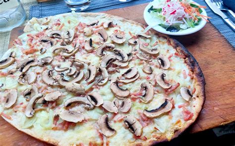  Tarte Flambée: Indulge in Crispy Perfection and Savory Delight from Strasbourg!